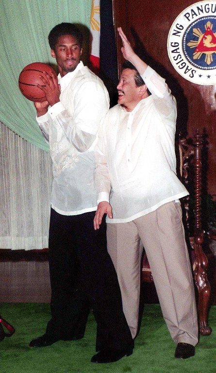 Kobe Bryant posts up former Philippine President Joseph "Erap" Estrada at Malacañang Palace during a goodwill visit to the Philippines in 1998. Photo by Alex De La Rosa/AFP 