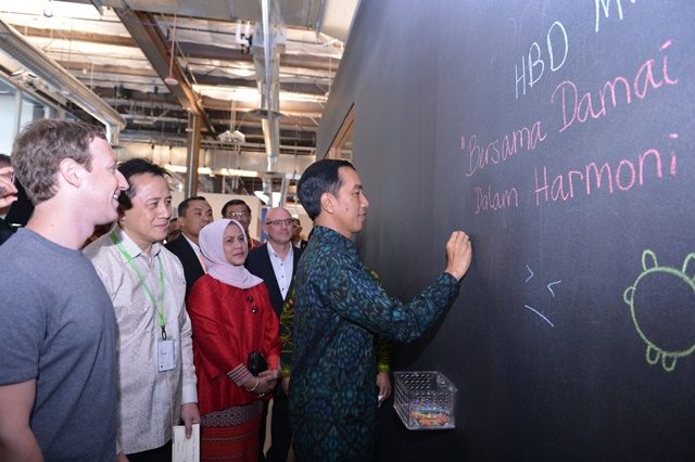Presiden Joko Widodo menulis pesan di wall Facebook "bersama damai dalam harmoni" di kantor mereka di Silicon Valley. Foto oleh Biro Pers Istana. 