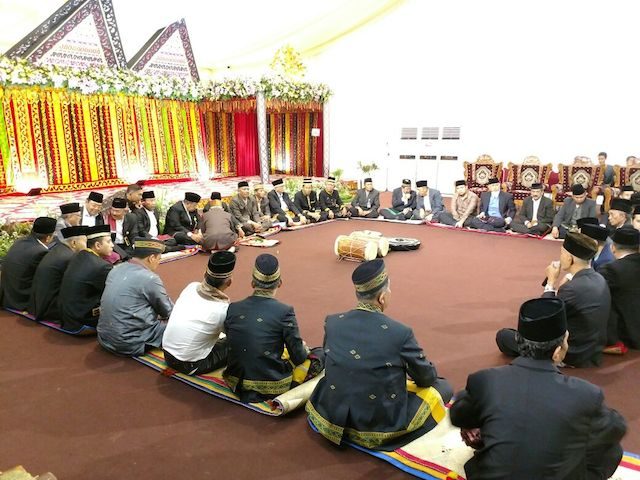 SIDANG ADAT. Suasana saat sidang adat pada Jumat, 24 November pagi. Foto oleh Media Center Medan Manopot Horja Bobby Nasution-Kahiyang Ayu 