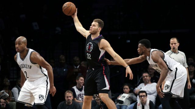 Clippers forward Blake Griffin fractures hand in fist fight