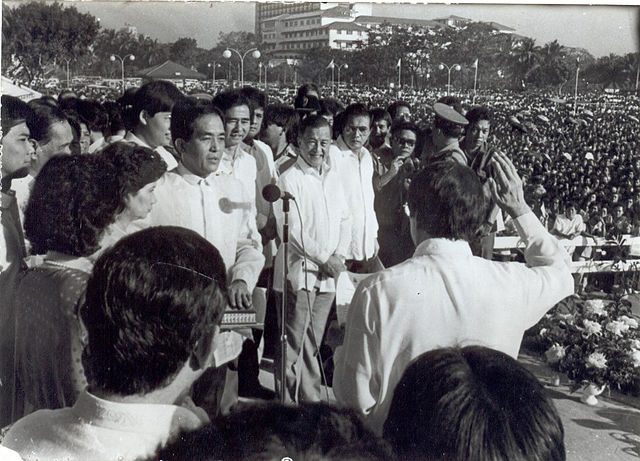 FORMER MANILA MAYOR. Mel Lopez takes his oath as Mayor in 1988. Photo from Mel Lopez Library on Wikipedia 