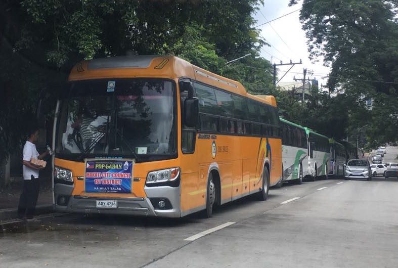SHUTTLE. At least 20 tourist buses shuttled attendees from Bulacan, Cavite, Laguna, and other parts of Metro Manila. Photo by Camille Elemia/Rappeler 