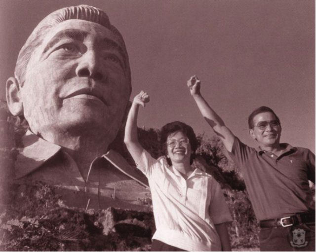TANDEM. Salvador P. Laurel poses in front of the Marcos bust in Baguio with his presidential contender in the 1986 snap elections, Corazon C. Aquino. Photo from Official Gazette   