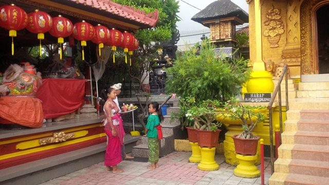 Kisah umat Hindu dan Buddha di Bali berbagi tempat ibadah
