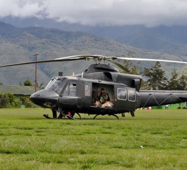 Satu personil TNI ditemukan selamat usai helikopter jatuh ke jurang