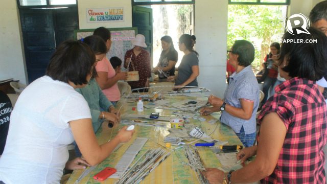 SOUVENIR-MAKING. Mothers in Batanes learn paper weaving. Products like this are often sold to tourists as souvenir items. Photo by Jee Geronimo/Rappler  