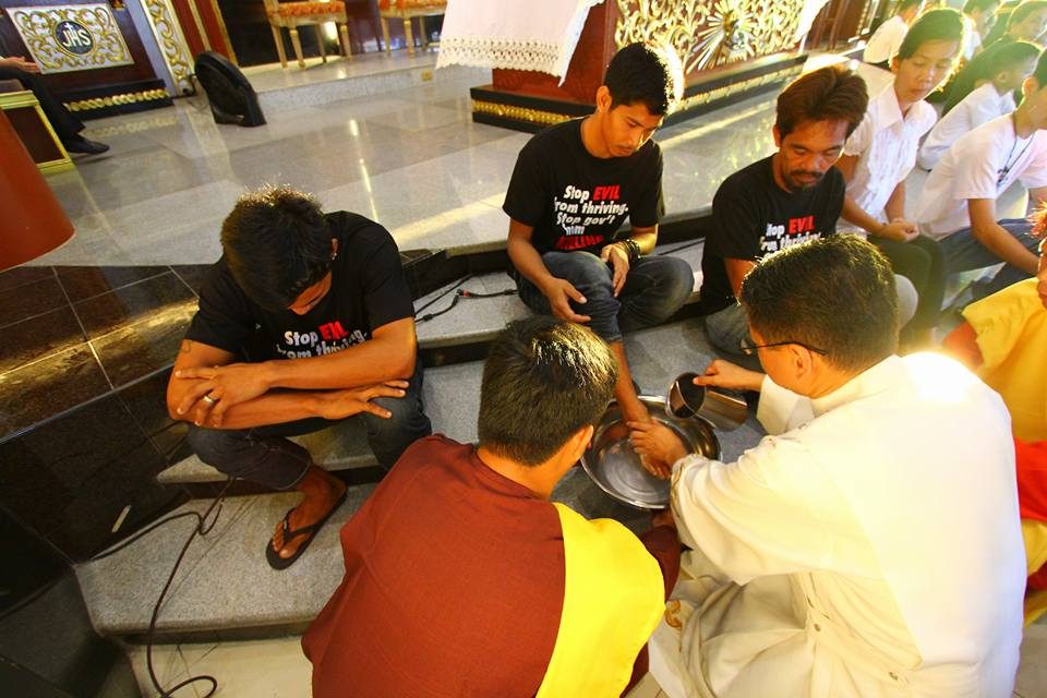 Naga City parish priest washes ex-drug users’ feet
