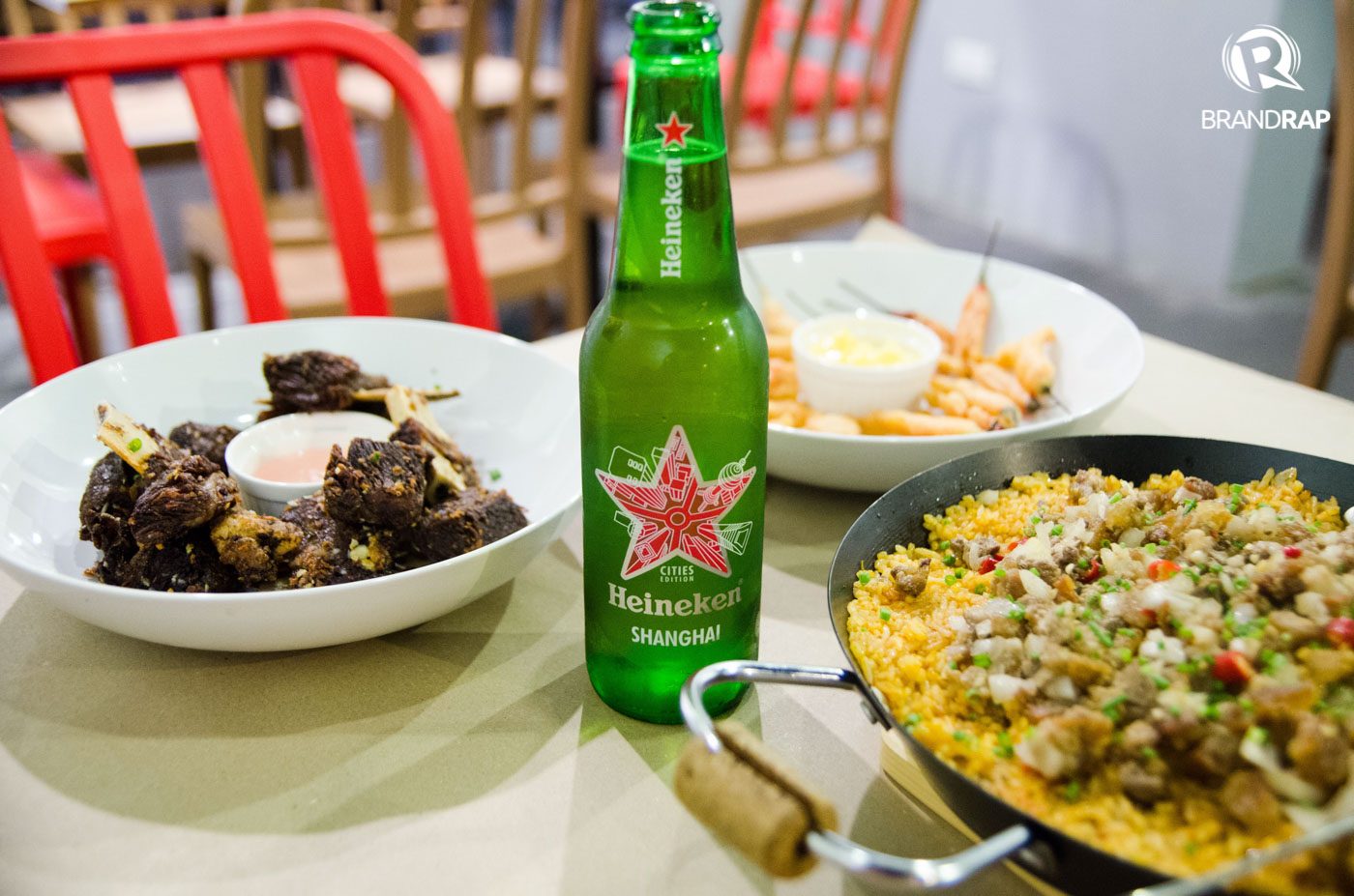 MEALS FOR GROUPS. Enjoy a cold bottle of beer with Minokaua fare like beef riblets, chili bombs, and Sisig Minokaua Rice. Other specialties include the Solar Eclipse (spicy rice cooked with siling labuyo), Lunar Eclipse (paella negra), and mussel pots. Photo by Pauee Cadaing/Rappler 