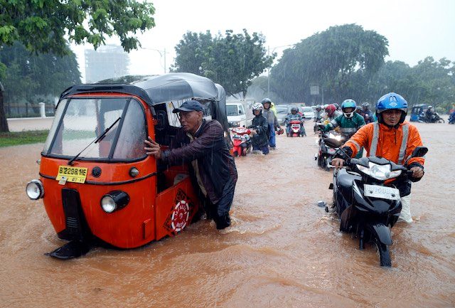 Banjir di luar Istana Presiden, Jakarta, 9 Februari 2015. Foto oleh Mast Irham/EPA 