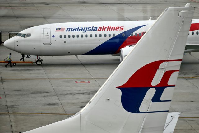 Malaysia, Australia move to retrieve suspected aircraft debris