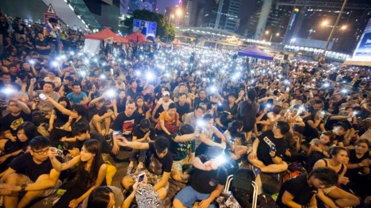 FOR DEMOCRACY. Pro-democracy protesters flash lights during a rally to protest the violence seen in Mong Kok, in Hong Kong, China, 04 October 2014. Hong Kong Chief Executive Leung Chun-ying has called on pro-democracy protesters to end their blockade of major roads by 06 October adding that the government will take 'all necessary measures to restore social order.' The ultimatum came as pro-democracy protesters and their opponents skirmished after a night of clashes that reportedly injured at least eighteen people. Photo by Alex Hofford/EPA