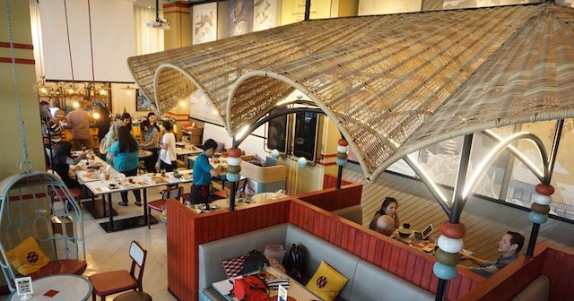 Interior Gyoza Bar yang merupakan paduan antara Jepang dan modernitas. Foto oleh Rika Kurniawati/Rappler. 