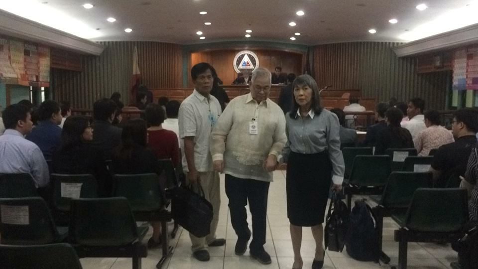 CONVICTED AT 81. Ex-PCGG chairman Camilo Sabio limps in court and has to be assisted by wife Marlene. Photo by Lian Buan/Rappler   