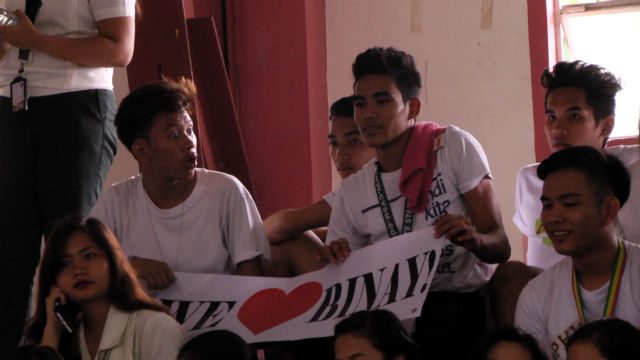 'WE LOVE BINAY.' Cavite State University students were given banners like this during Binay's speech. Photo by Rappler  