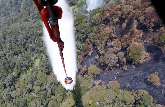 WATERBOMBING. Helikopter menjatuhkan air untuk memadamkan api di hutan di Gunung Dempo, Pagar Alam, Sumatera Selatan, 18 September. Foto oleh Adi Weda/EPA 