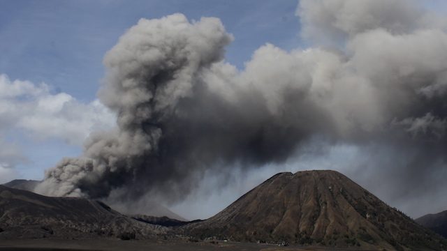 ERUPSI. Material debu vulkanik terlihat keluar dari kawah Gunung Bromo, Probolinggo, Jawa Timur, 10 Desember 2015. Foto oleh Ari Bowo Sucipto/Antara  
