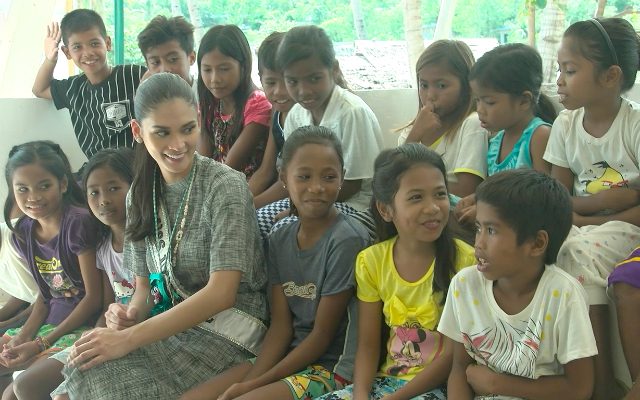 EMPOWERMENT. Miss Universe 2015 Pia Wurtzbach shares a light moment with Tagbanua kids from Malawig. Photo by Jeff Digma/Rappler 