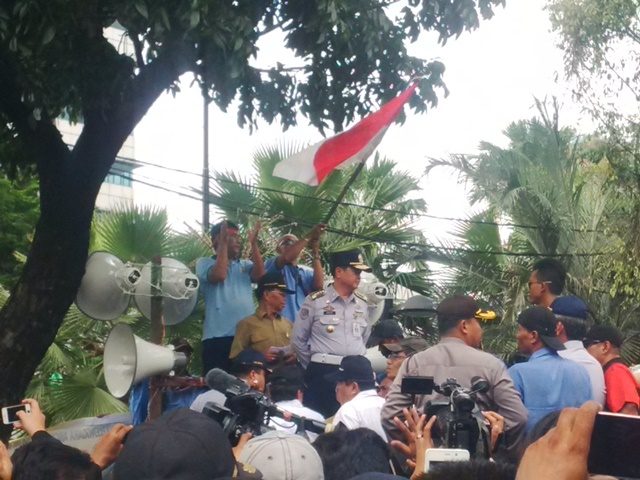 Kepala Dinas Perhubungan DKI Jakarta Andri Yansyah menyampaikan tanggapan atas tuntutan demonstran di depan gedung Balai Kota, Jakarta Pusat. 