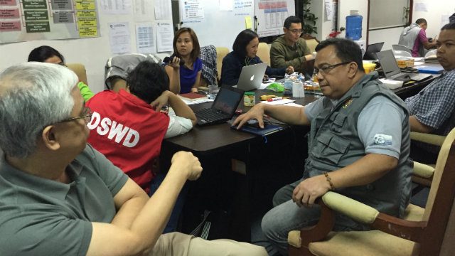 COMMAND CENTER. Allan Tabell, chief of the Department of the Interior and Local Government Central Office Disaster Information Coordinating Center (DILG-CODIX) and Interior Undersecretary Austere Panadero meet with volunteers during the Typhoon Ruby Project Agos operation. Photo by Zak Yuson/Rappler   