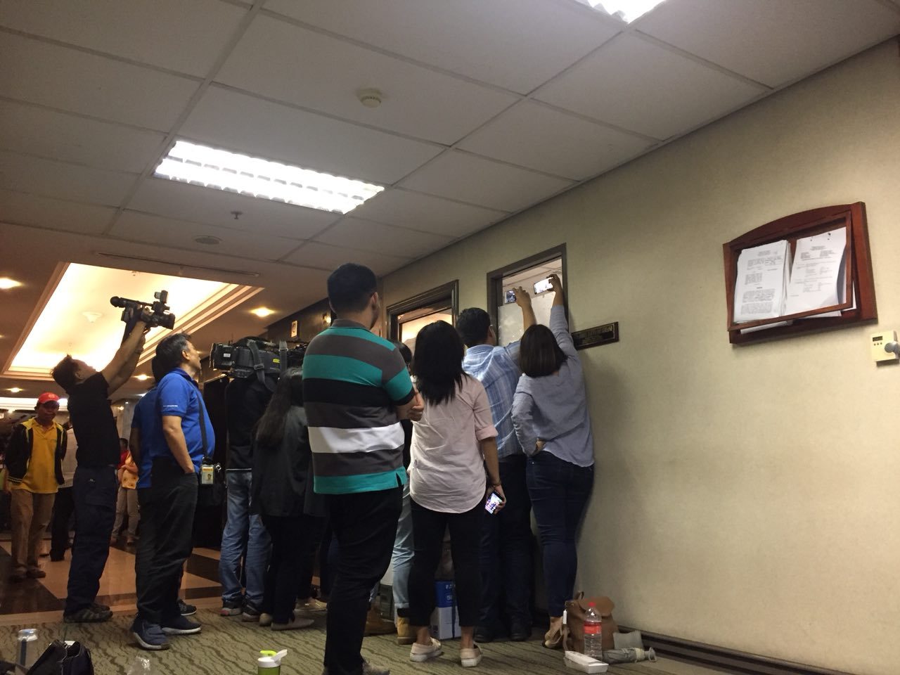 STAKEOUT. Reporters covering Senator Antonio Trillanes' coup d'etat case at Makati RTC Branch 148. Photo by Lian Buan/Rappler 