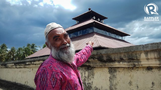 SEJARAH. Teungku Hanif menjelaskan sejarah Masjid Tuha Indrapuri. Foto oleh Habil Razali/Rappler 