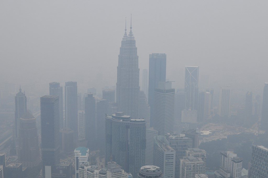 Malaysia piles pressure on Indonesia over smog-belching fires