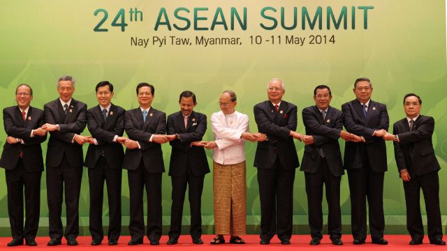 Pemimpin negara-negara ASEAN bergandengan tangan di Myanmar bulan Mei 2014. Foto oleh Ryan Lim/Malacañang Photo Bureau