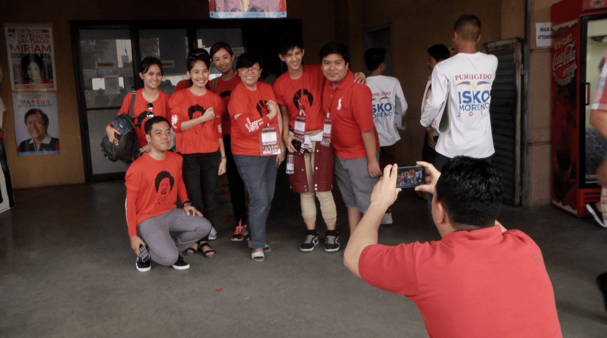 Youth volunteers join forces for Santiago presidential bid