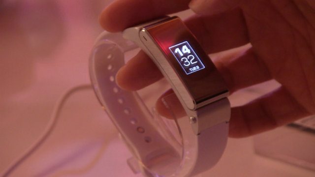 Huawei ventures in wearables technology with the Talkband B2. 
