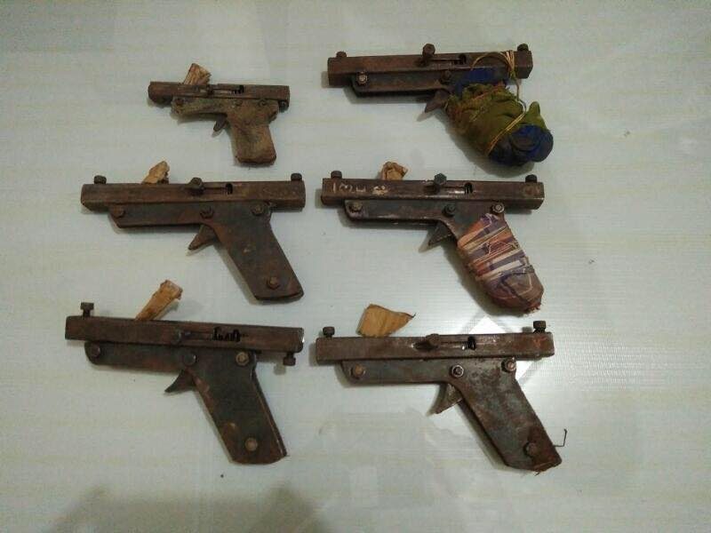 Enam pucuk pistol yang diamankan dari pelaku terduga teroris di Tuban. Foto oleh Divisi Humas Mabes Polri. 
