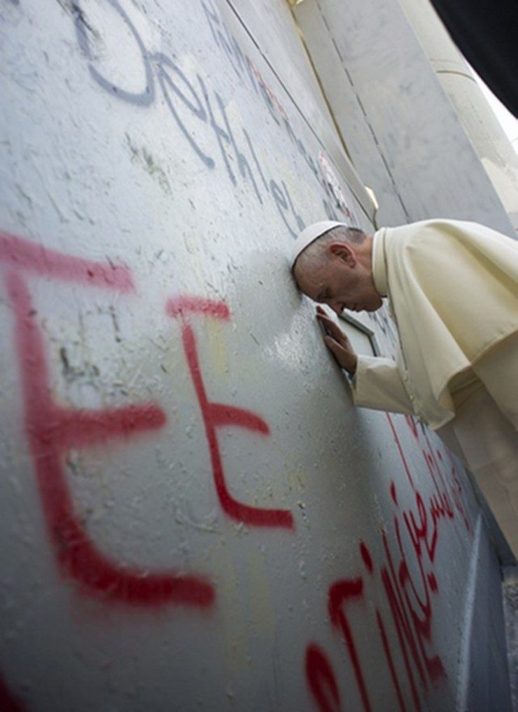 CONTENTIOUS WALL. The pope prays at the wall separating Israel from the West Bank in an unscheduled stop on May 25, 2014. The wall had the graffiti “Free Palestine.” File photo by Osservatore Romano/AFP