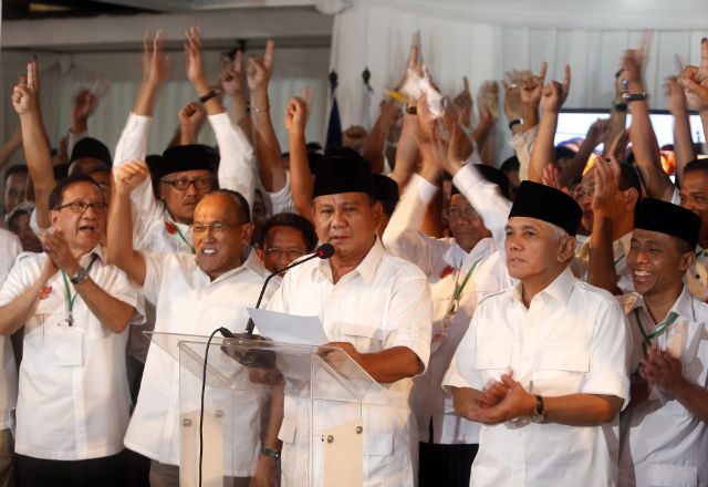 Koalisi pendukung mantan calon presiden Prabowo Subianto (kedua dari kanan) disebut akan mencoba menghalangi pelantikan Presiden terpilih Joko Widodo. Foto oleh Adi Weda/EPA