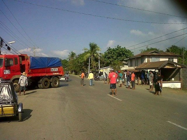 Zambales town residents block mining firms’ trucks