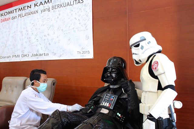 Darth Vader sedang diperiksa dokter, persiapan untuk mendonorkan darahnya. Ternyata pas donor, Darth Vader tegang juga.   