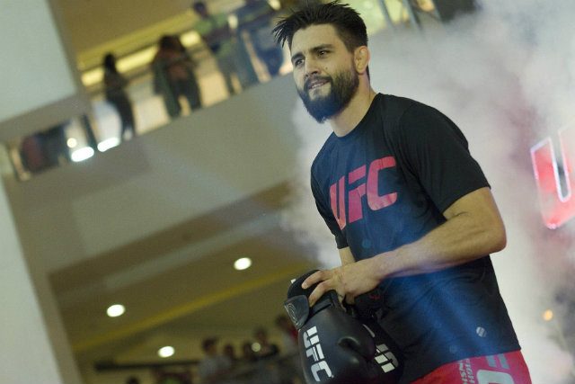 WATCH: Carlos Condit accidentally punches himself at UFC 219