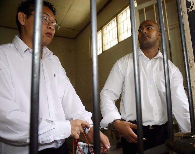 ON DEATH ROW. Australian drug smuggling suspects Andrew Chan (L) and Myuran Sukumaran (R) inside a holding cell waiting for their trial at Denpasar District Court in Bali, Indonesia, in February 2006. Photo by Made Nagi/EPA 