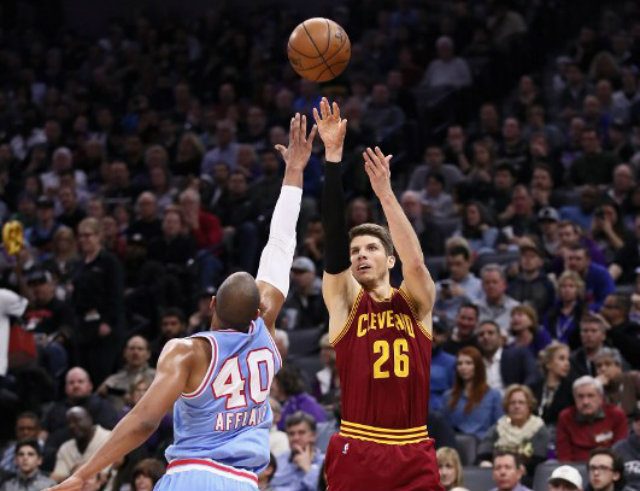 Cavs snap losing skid with win over Kings