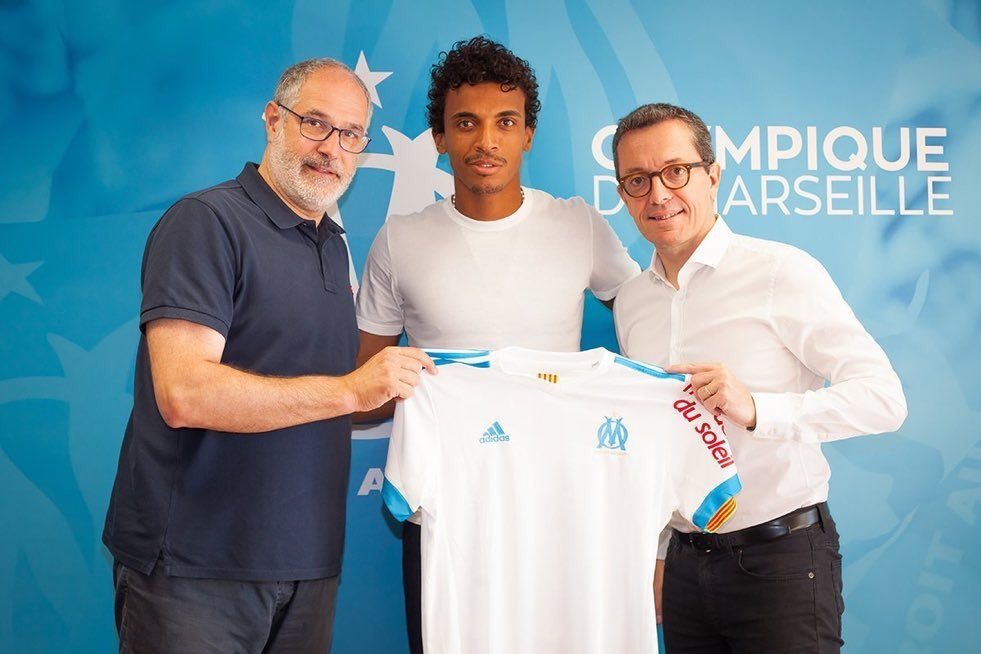 Luis Gustavo resmi bergabung dengan Marseille. Foto dari Twitter/@OM_english 