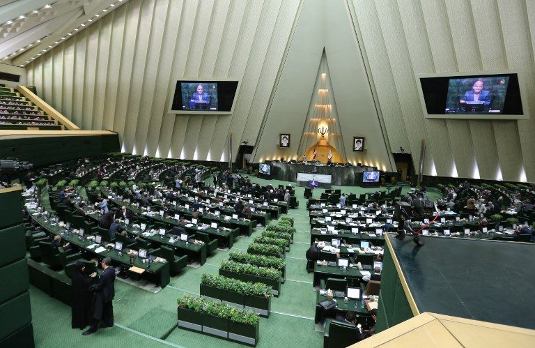 SIDANG PARLEMEN. Dokumen foto diambil pada 1 Maret 2016 yang menunjukkan anggota parlemen Iran menghadiri sidang parlemen di Tehran. Foto oleh Atta Kenare/AFP 