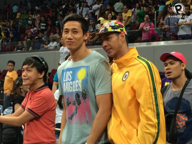 THE RETURN. PBA players Danny Ildefonso (left) and Arwind Santos enjoy the Finals match-up between their former schools NU and FEU, respectively. Photo by Jane Bracher/Rappler