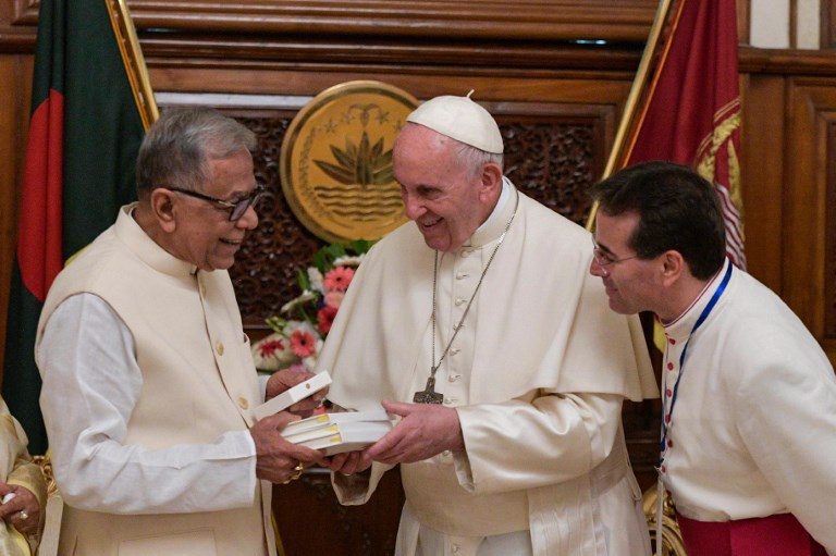 Pope Francis urges world to act on Rohingya refugee crisis