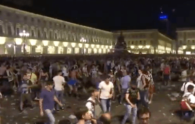 Kepanikan terjadi di Turin saat ratusan orang menyaksikan duel Juventus kontra Real Madrid, Minggu (4/6). Foto oleh AFP. 