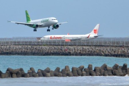Pesawat udara melakukan pendaratan di Bandara I Gusti Ngurah Rai, Bali, Jumat (7/10). Foto oleh Fikri Yusuf/ANTARA. 