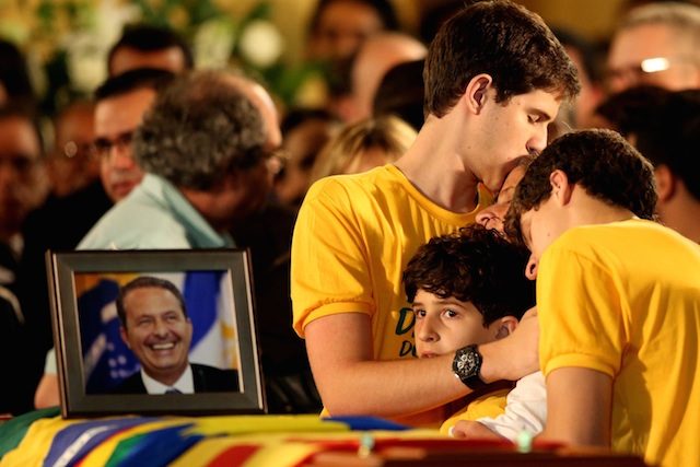 The family of late presidential candidate Eduardo Campos react during his veiling ceremony at Palacio das Princesas, headquarters of state Government of Pernambuco in Recife, Brazil, 17 August 2014. Fernando Bizerra Jr/EPA