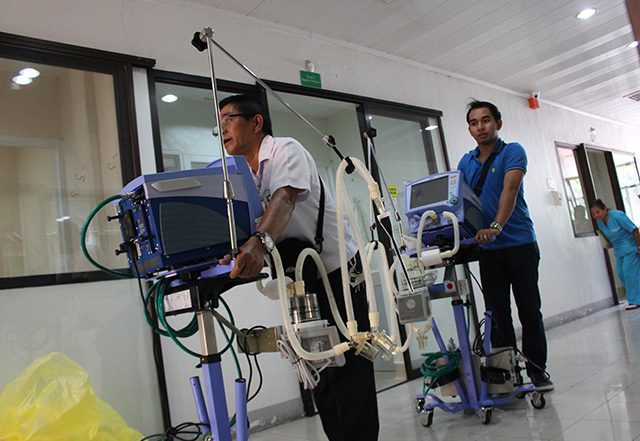 PREPARATION. Health Secretary Enrique Ona at San Lazaro Hospital's Infectious Disease Critical Care Unit. The hospital is already preparing rooms for patients afflicted with MERS Coronavirus. Photo by Joel Leporada/Rappler