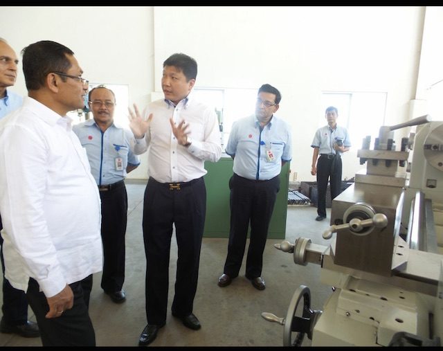 Presiden Direktur Sritex Iwan Setiawan Lukminto (tengah) menjelaskan ekspansi pabrik rayon ke Menteri Perindustrian Saleh Husin. Foto oleh Uni Lubis/Rappler 