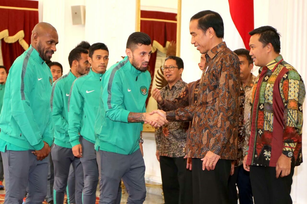 BERSALAMAN. Presiden Joko Widodo saat menyalami para pemain tim nasional di Istana Negara, Senin (19/12). Foto oleh Kemenpora 