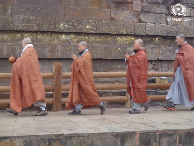 PEZIARAH. Banyak peziarah Buddha yang berziarah di Kuil Sarnath sebagai ritual wajib keagamaan.  