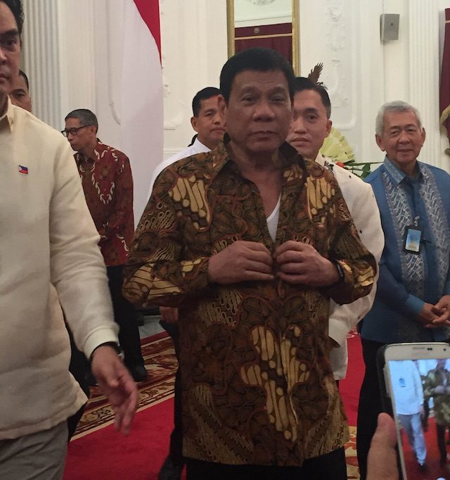 OUTFIT CHANGE. President Duterte came back out to proudly show off his new batik. Photo by Natashya Gutierrez/Rappler 