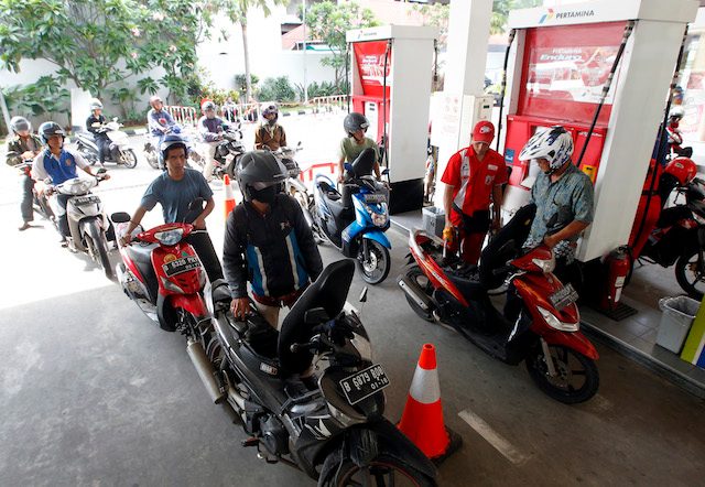 PUMP PRICES. Motorbike riders line up at a Pertamina gas station in Jakarta to purchase subsidized fuel. File photo by EPA